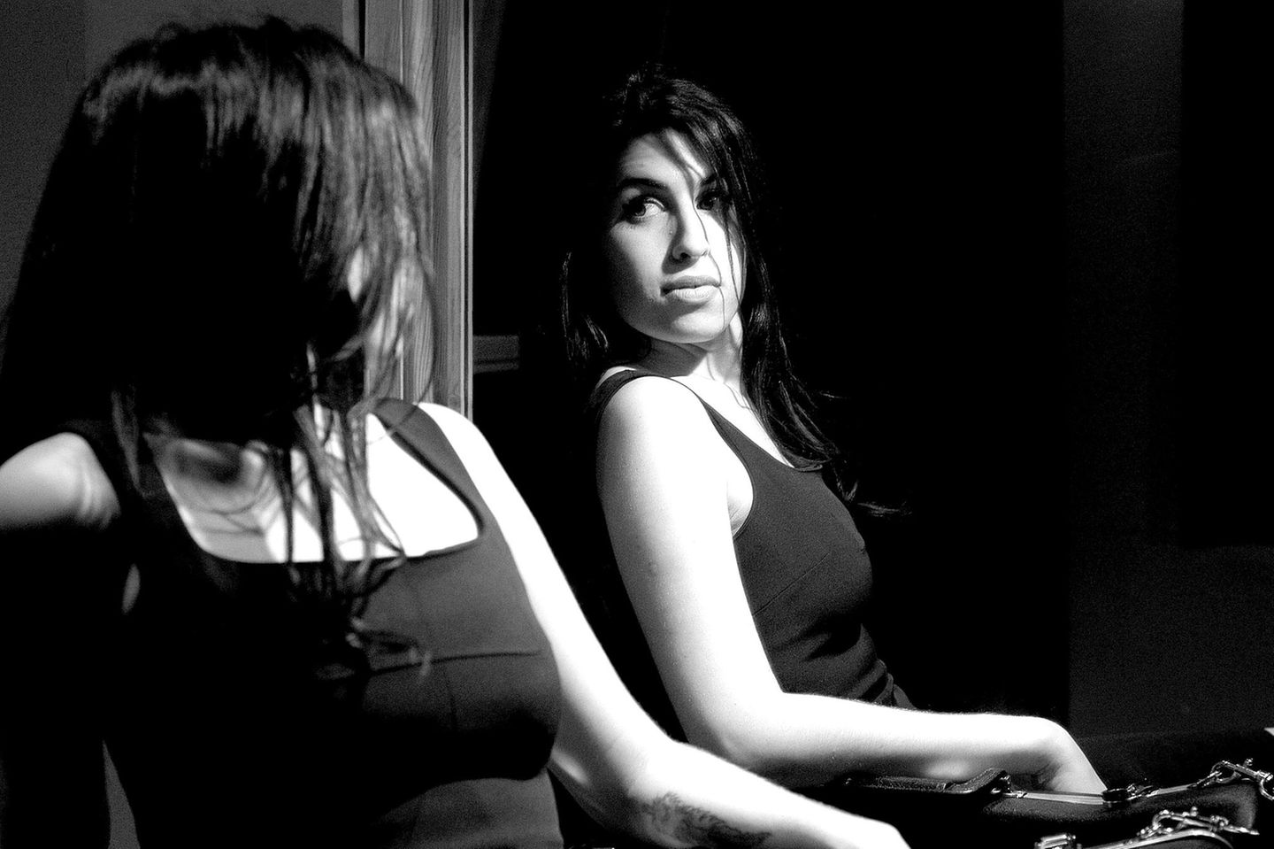 Amy Winehouse: Der Klub der toten Musiker Die Sängerin Amy Winehouse betrachtet ihr Spiegelbild in einem Backstage-Raum im Jahr 2004