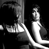 Die Sängerin Amy Winehouse betrachtet ihr Spiegelbild in einem Backstage-Raum im Jahr 2004