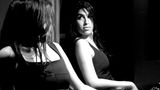 Die Sängerin Amy Winehouse betrachtet ihr Spiegelbild in einem Backstage-Raum im Jahr 2004