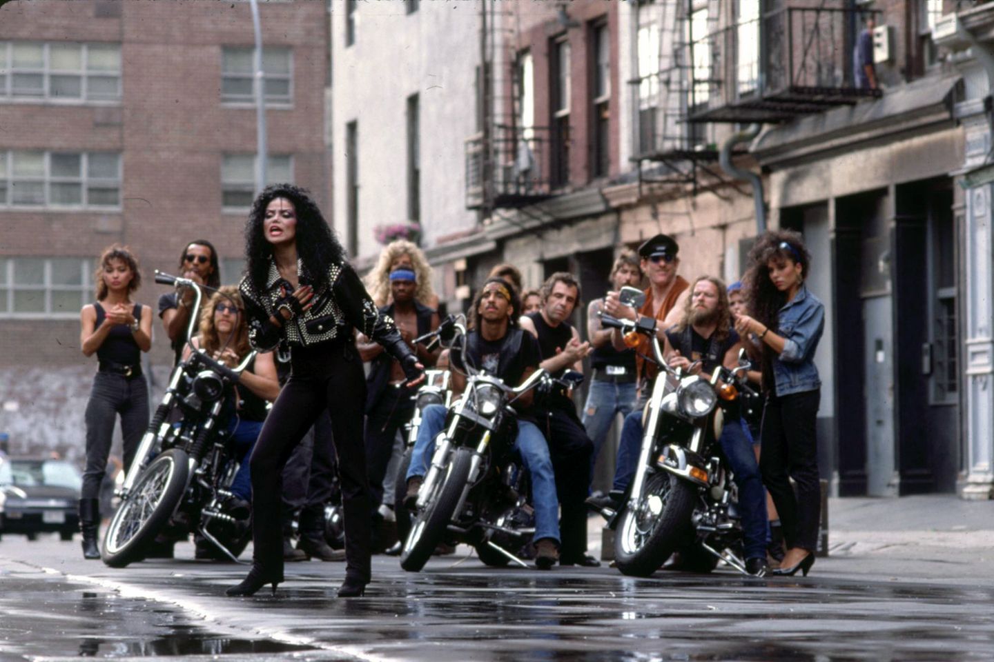 Michael und La Toya: Zwei in eins Sängerin La Toya Jackson 1988 bei einem Videodreh, auf der Straße vor einer Gruppe posierender Motorradfahrer