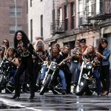 Sängerin La Toya Jackson 1988 bei einem Videodreh, auf der Straße vor einer Gruppe posierender Motorradfahrer