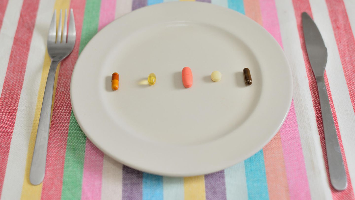 bunte Tabletten auf einem Teller