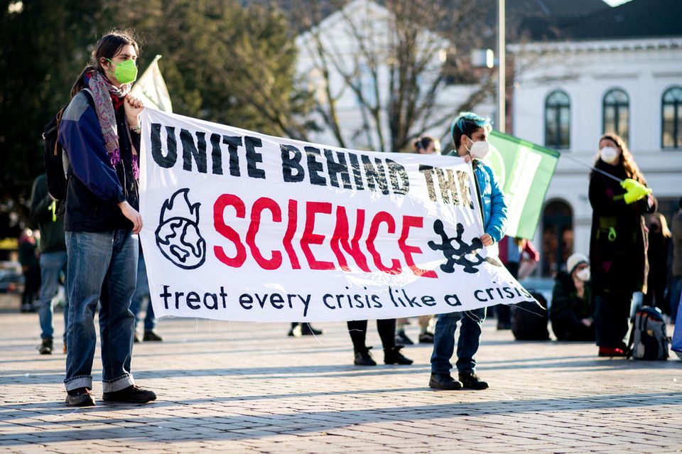 Protest für mehr faktenbasierten Klimaschutz: Ob die Menschen in einer Gesellschaft der Forschung vertrauen, hängt auch von ihren politischen Einstellungen ab – und von ihrer Religionszugehörigkeit  1.4927