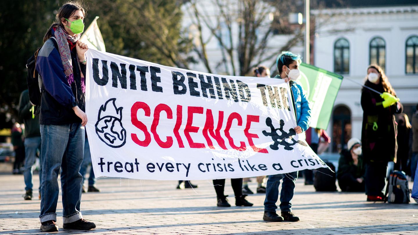Protest für mehr faktenbasierten Klimaschutz: Ob die Menschen in einer Gesellschaft der Forschung vertrauen, hängt auch von ihren politischen Einstellungen ab – und von ihrer Religionszugehörigkeit