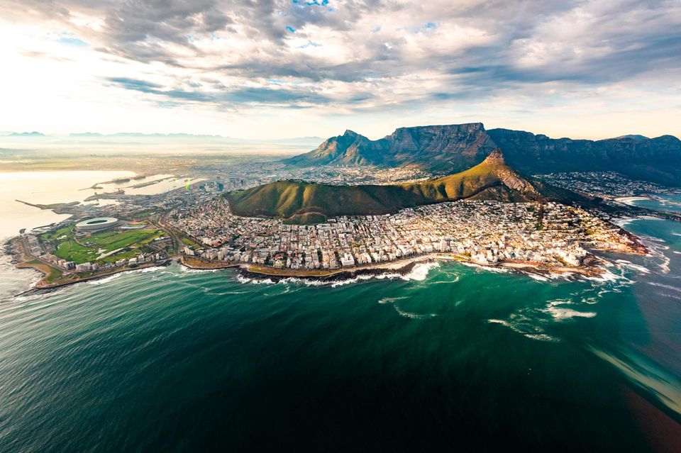Kapstadt von oben mit dem Tafelberg in Südafrika