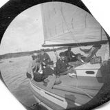 Eine Ausflugsgesellschaft posiert auf dem Deck eines Segelbootes