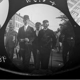 Lächelnde Studenten gehen eine Straße entlang