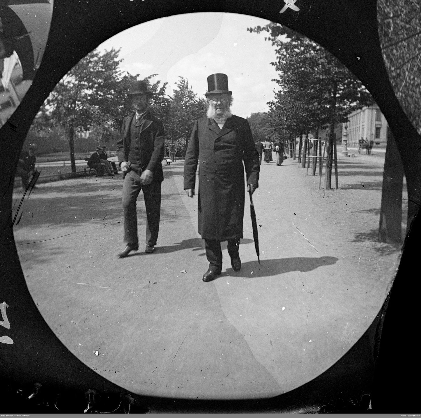 Die Promis von Oslo Der Dramatiker Henrik Ibsen in Mantel und Zylinder auf einem Parkweg