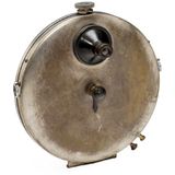 Eine kreisrunde historische Minikamera, aus der ein kegelförmiges Objektiv herausguckt