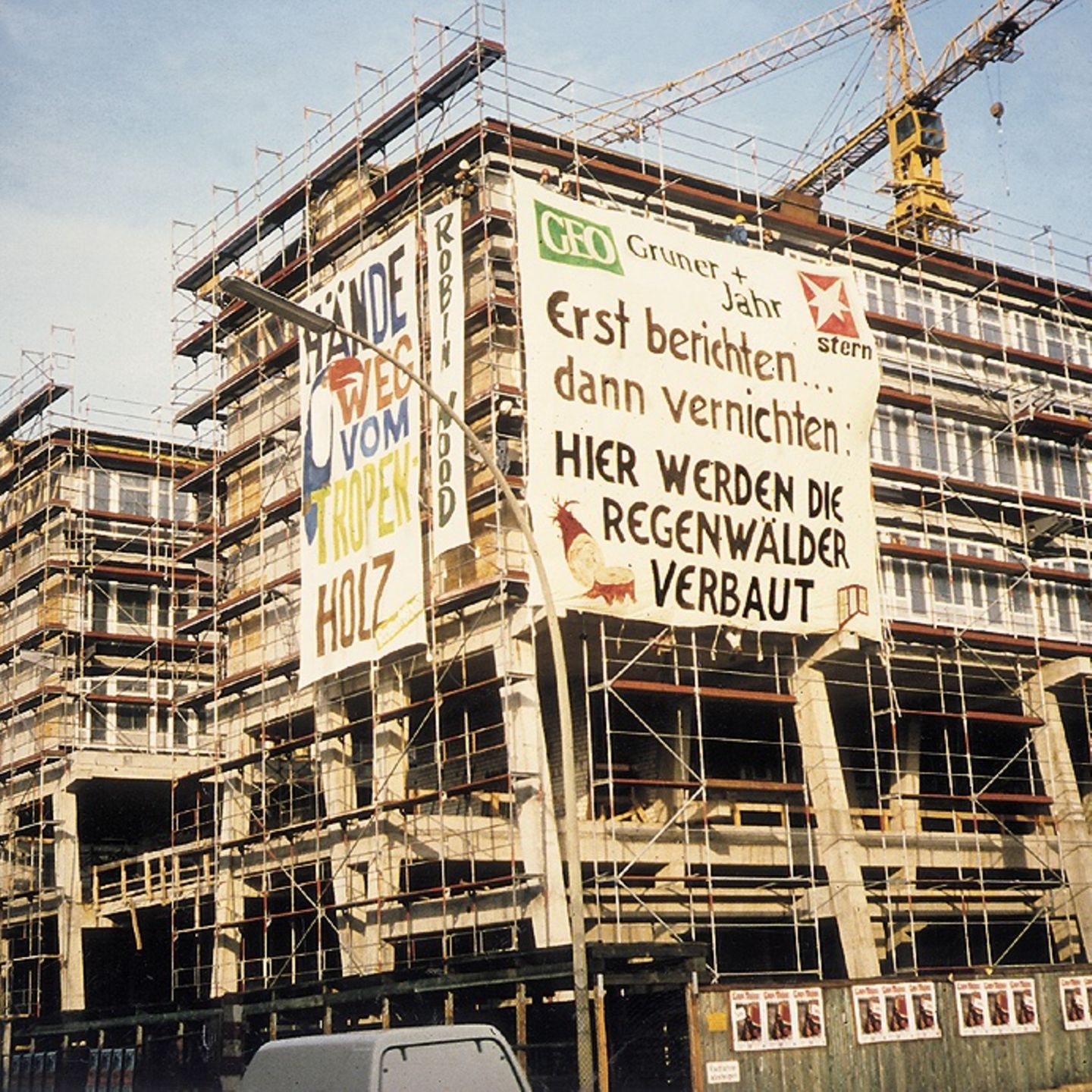 Auf Transparenten am Rohbau von Gruner+Jahr steht "Hier werden Regenwälder verbaut"