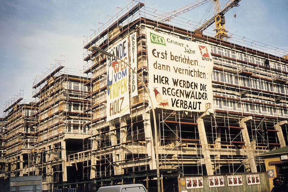 Auf Transparenten am Rohbau von Gruner+Jahr steht "Hier werden Regenwälder verbaut"