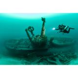 Die "U 1021" liegt in etwa 55 Meter Tiefe seit 1945 vor der Küste von Cornwall. Als eines von drei U-Booten wurde sie damals durch ein Minenfeld versenkt. Keines der Besatzungsmitglieder hat überlebt, und so liegen sie im Wrack begraben. Das Periskop und den Kommandoturm leuchtete der Tauchpartner des Fotografen aus. "Er brachte sich zum Glück in eine gute Position", erinnert Rick Ayrton sich an ihren Tauchgang.