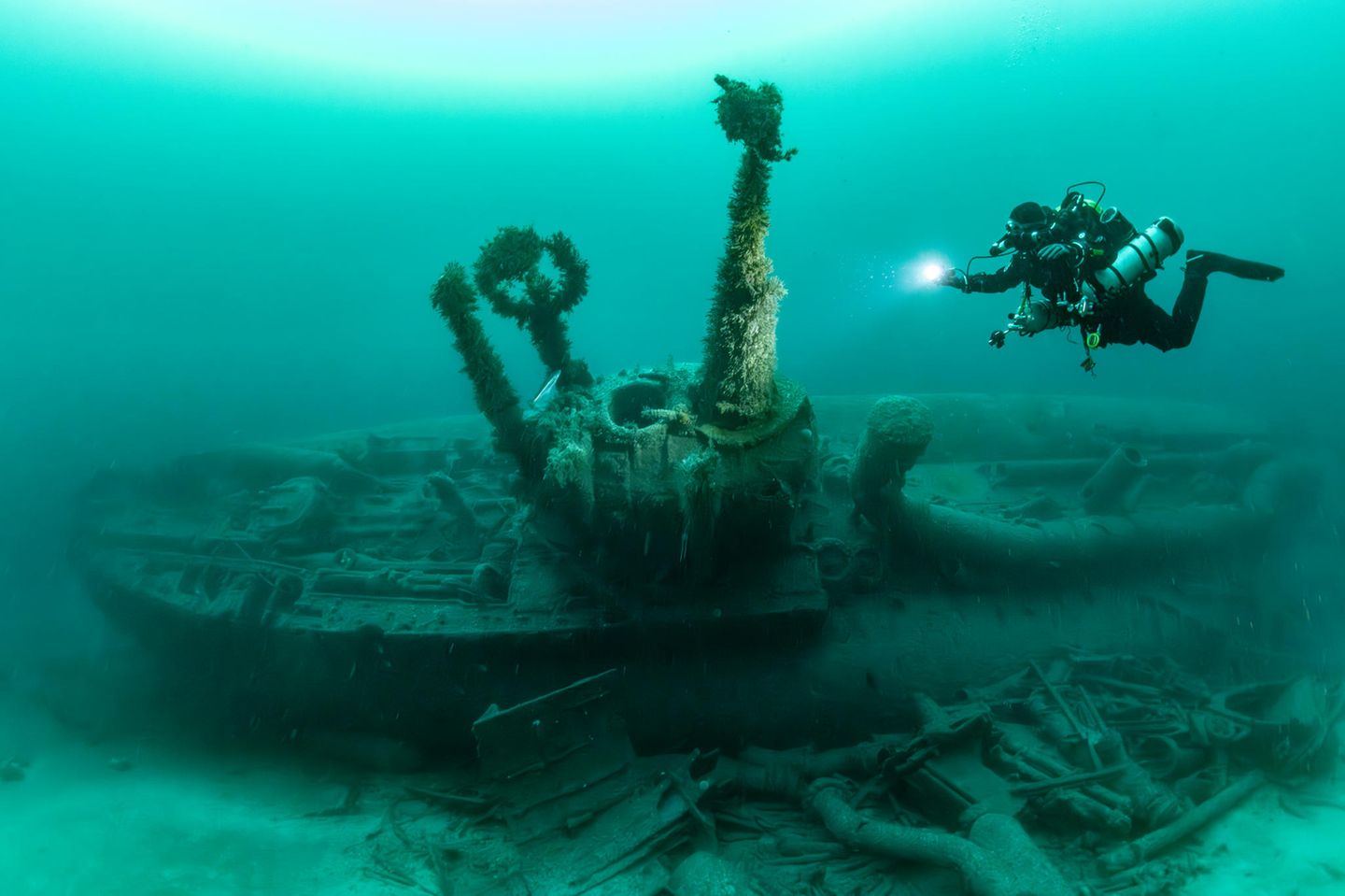 "U-Boat exploration" – 3. Platz "British Waters Wide Angle" Die "U 1021" liegt in etwa 55 Meter Tiefe seit 1945 vor der Küste von Cornwall. Als eines von drei U-Booten wurde sie damals durch ein Minenfeld versenkt. Keines der Besatzungsmitglieder hat überlebt, und so liegen sie im Wrack begraben. Das Periskop und den Kommandoturm leuchtete der Tauchpartner des Fotografen aus. "Er brachte sich zum Glück in eine gute Position", erinnert Rick Ayrton sich an ihren Tauchgang.