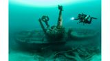 Die "U 1021" liegt in etwa 55 Meter Tiefe seit 1945 vor der Küste von Cornwall. Als eines von drei U-Booten wurde sie damals durch ein Minenfeld versenkt. Keines der Besatzungsmitglieder hat überlebt, und so liegen sie im Wrack begraben. Das Periskop und den Kommandoturm leuchtete der Tauchpartner des Fotografen aus. "Er brachte sich zum Glück in eine gute Position", erinnert Rick Ayrton sich an ihren Tauchgang.