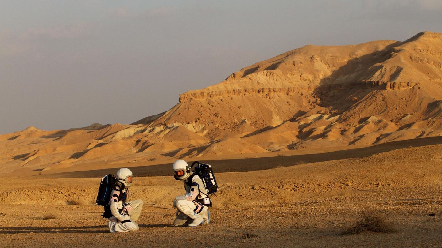 Probanden bei einem Marsmission-Testlauf in der Wüste Negev