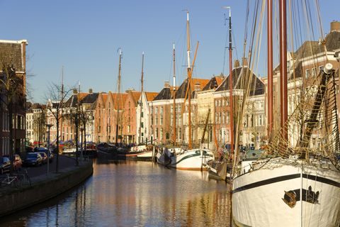 Schiffe im Hafen von Groningen