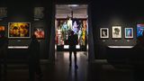 Ein Mann steht im Museum
