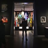 Ein Mann steht im Museum