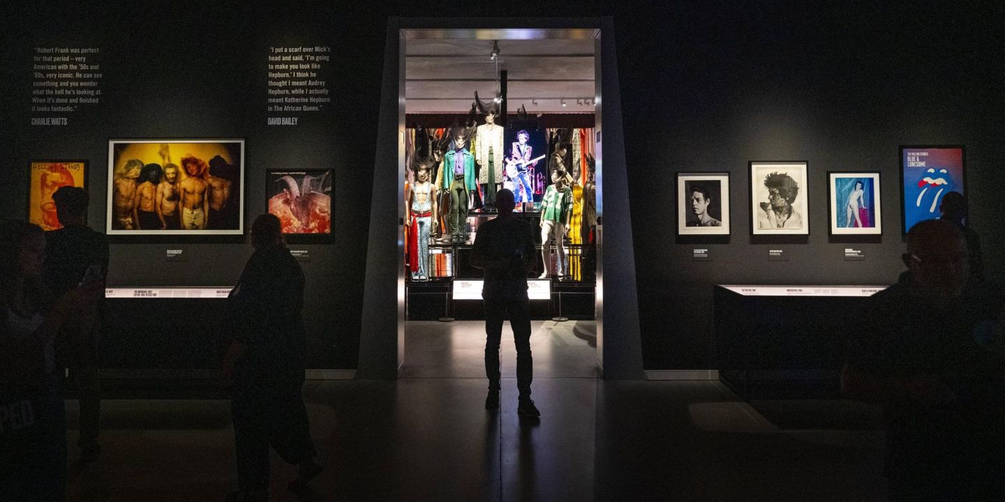 Sammelsurium: Kunst und Design im Museum Ein Mann steht im Museum