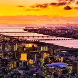 Sonnenuntergang über dem Yodofluss in Osaka