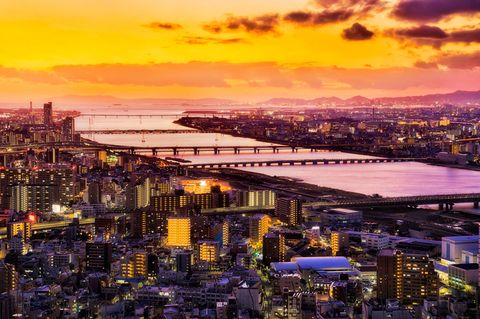 Sonnenuntergang über dem Yodofluss in Osaka