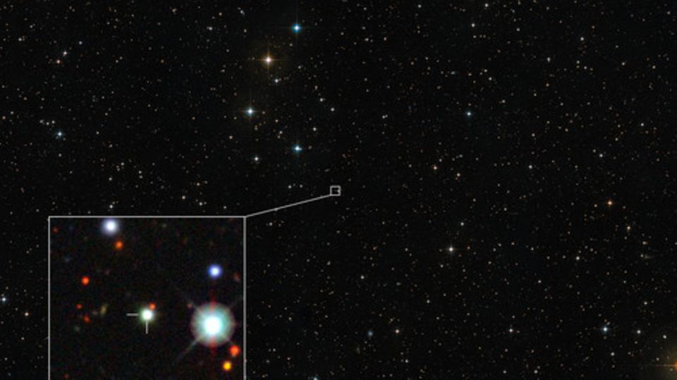Sternenhimmel mit Detailaufnahme eines Bereichs, in dem sich der Quasar befindet, der ebenfalls wie ein Stern aussieht.
