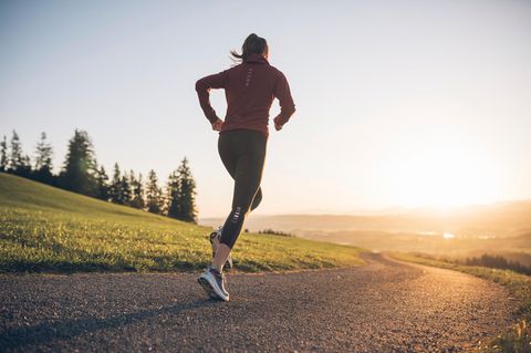 Eine Frau joggt im Sonnenuntergang