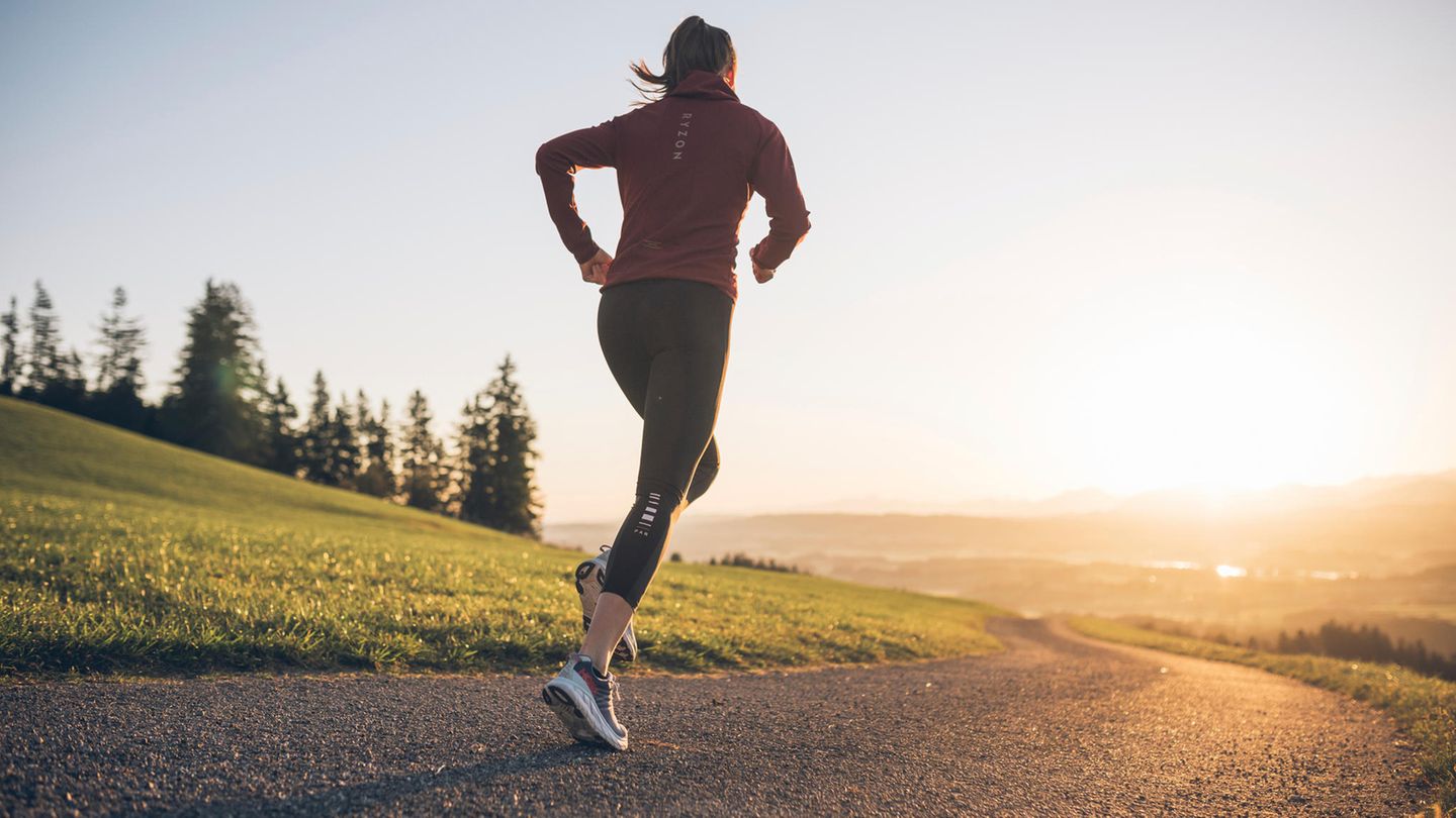 Eine Frau joggt im Sonnenuntergang