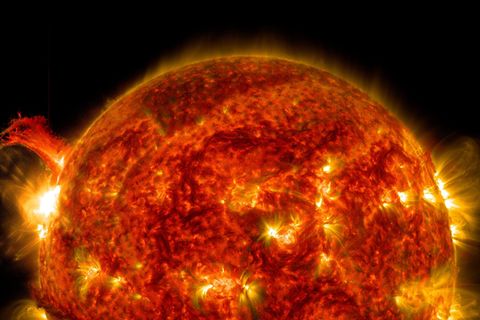 Sonnenstürme im Anmarsch: Die Sonne mit wirbelartigen Formen auf der Oberfläche