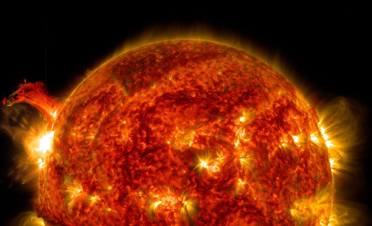 Sonnenstürme im Anmarsch: Die Sonne mit wirbelartigen Formen auf der Oberfläche