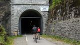 radfahrende Menschen durch den Kückelheimer Tunnel