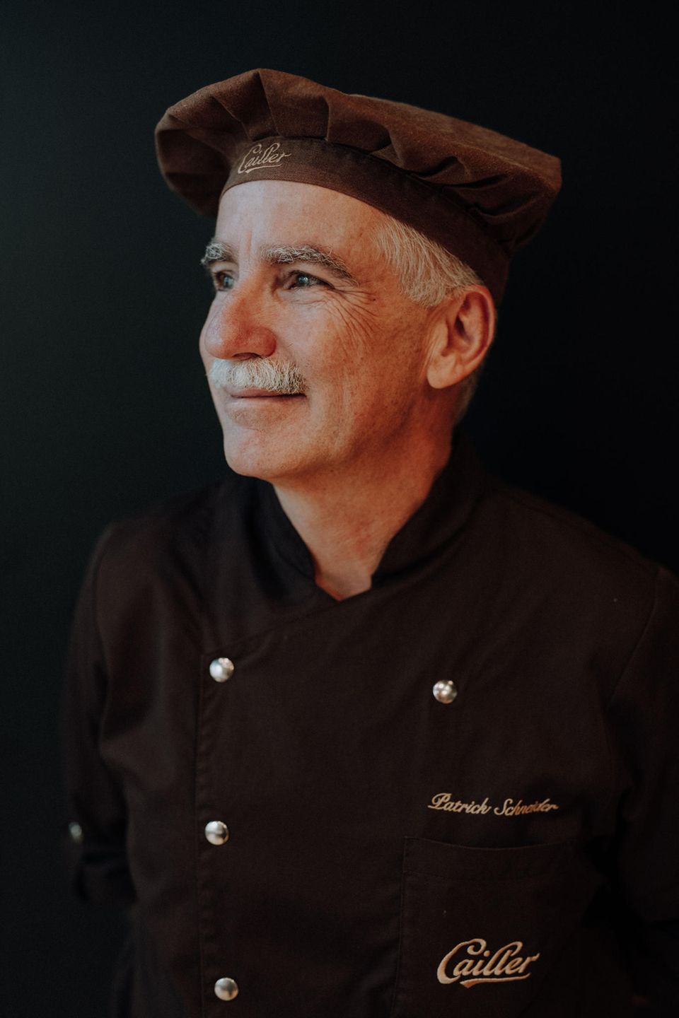 Porträt eines Confiseurs, Patissiers und Chocolatiers beim Schokoladenhersteller Maison Cailler
