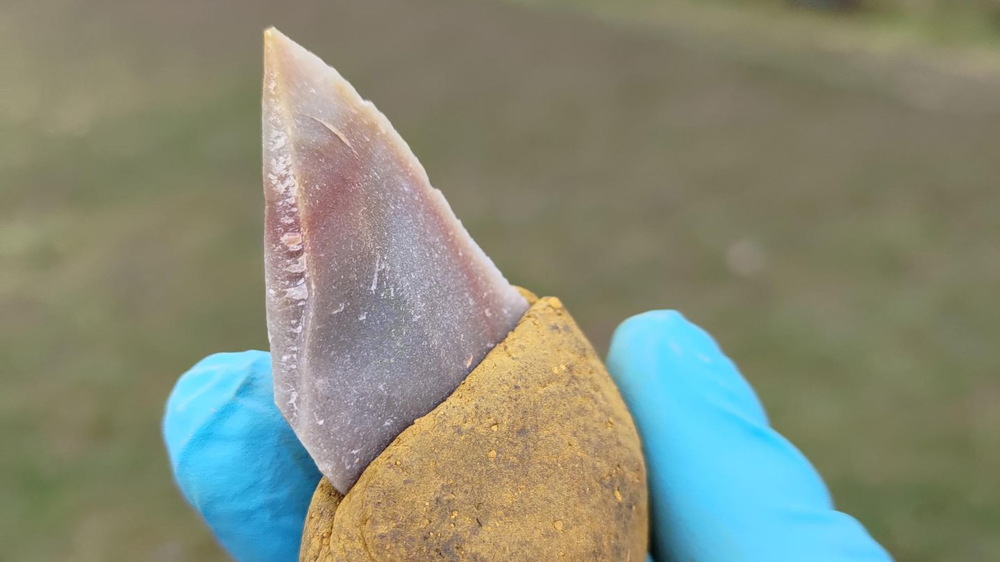 Der aus Bitumen und Ocker zusammengemischte Klebstoff war klebrig genug, um ein Werkzeug darin festzukleben – aber fest genug, dass die Finger nicht schmutzig werden