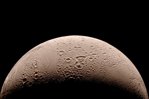 Saturnmond Enceladus, halb angeschnitten vor schwarzem Hintergrund