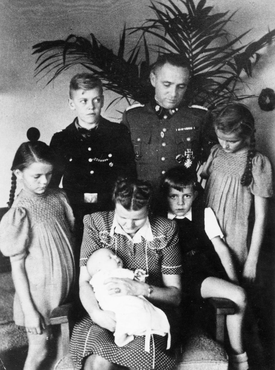 Rudolf Höß mit seiner Familie. Das jüngste Kind liegt im Arm der Mutter Rudolf Höß mit seiner Familie. Das jüngste Kind liegt im Arm der Mutter