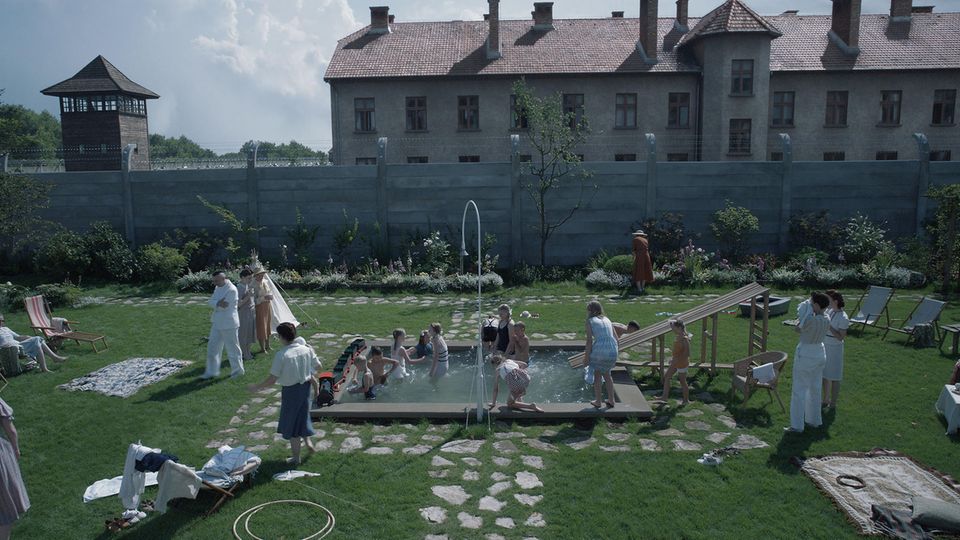 Rudolf Höß: Sonnenschein und Kinderglück: Szene aus "Zone of Interest" im Garten der für den Film nachgebauten Höß-Villa, von deren erstem Stock aus das angrenzende Stammlager Auschwitz zu sehen ist Sonnenschein und Kinderglück: Szene aus "Zone of Interest" im Garten der für den Film nachgebauten Höß-Villa, von deren erstem Stock aus das angrenzende Stammlager Auschwitz zu sehen ist