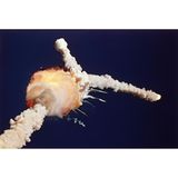 Kalt ist es an diesem Tag in Florida, die Temperaturen kratzen am Gefrierpunkt. Eigentlich zu kalt für die empfindliche Technik des Spaceshuttles. Doch die US-Weltraumbehörde Nasa will im Januar 1986 unbedingt starten, schließlich hat sie den Flug der Raumfähre "Challenger" schon mehrfach verschieben müssen – und schließlich ist bislang immer alles gut gegangen. Doch dieses Mal geht es nicht gut. 73 Sekunden nach dem Start endet die Mission, der 25. Flug eines Spaceshuttles, in einem Feuerball. Ein Dichtungsring hat nachgegeben, vermutlich aufgrund der eisigen Temperaturen. Treibstoff entzündet sich, das Shuttle bricht auseinander. Die sieben Astronaut*innen an Bord haben keine Chance.  Die "Challenger"-Katastrophe, live übertragen bei CNN, zeigt einmal mehr, wie riskant astronautische Raumfahrt ist. Vor allem aber zeigt sie, wie riskant es ist, auf Routine zu vertrauen: Die Probleme mit dem Dichtungsring waren lange bekannt, wurden aber ignoriert, weil nichts passiert war. Das Muster wird sich siebzehn Jahre später wiederholen, als die Schwesterfähre "Columbia" bei der Rückkehr zur Erde auseinanderbricht – wegen eines Schadens am Hitzeschutz, einem ebenfalls lange bekannten Problem.  Im BIld: Cape Canaveral, 28. Januar 1986: 73 Sekunden nach dem Start explodiert die Raumfähre "Challenger" mit sieben Menschen an Bord