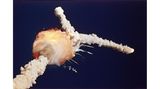 Kalt ist es an diesem Tag in Florida, die Temperaturen kratzen am Gefrierpunkt. Eigentlich zu kalt für die empfindliche Technik des Spaceshuttles. Doch die US-Weltraumbehörde Nasa will im Januar 1986 unbedingt starten, schließlich hat sie den Flug der Raumfähre "Challenger" schon mehrfach verschieben müssen – und schließlich ist bislang immer alles gut gegangen. Doch dieses Mal geht es nicht gut. 73 Sekunden nach dem Start endet die Mission, der 25. Flug eines Spaceshuttles, in einem Feuerball. Ein Dichtungsring hat nachgegeben, vermutlich aufgrund der eisigen Temperaturen. Treibstoff entzündet sich, das Shuttle bricht auseinander. Die sieben Astronaut*innen an Bord haben keine Chance.  Die "Challenger"-Katastrophe, live übertragen bei CNN, zeigt einmal mehr, wie riskant astronautische Raumfahrt ist. Vor allem aber zeigt sie, wie riskant es ist, auf Routine zu vertrauen: Die Probleme mit dem Dichtungsring waren lange bekannt, wurden aber ignoriert, weil nichts passiert war. Das Muster wird sich siebzehn Jahre später wiederholen, als die Schwesterfähre "Columbia" bei der Rückkehr zur Erde auseinanderbricht – wegen eines Schadens am Hitzeschutz, einem ebenfalls lange bekannten Problem.  Im BIld: Cape Canaveral, 28. Januar 1986: 73 Sekunden nach dem Start explodiert die Raumfähre "Challenger" mit sieben Menschen an Bord