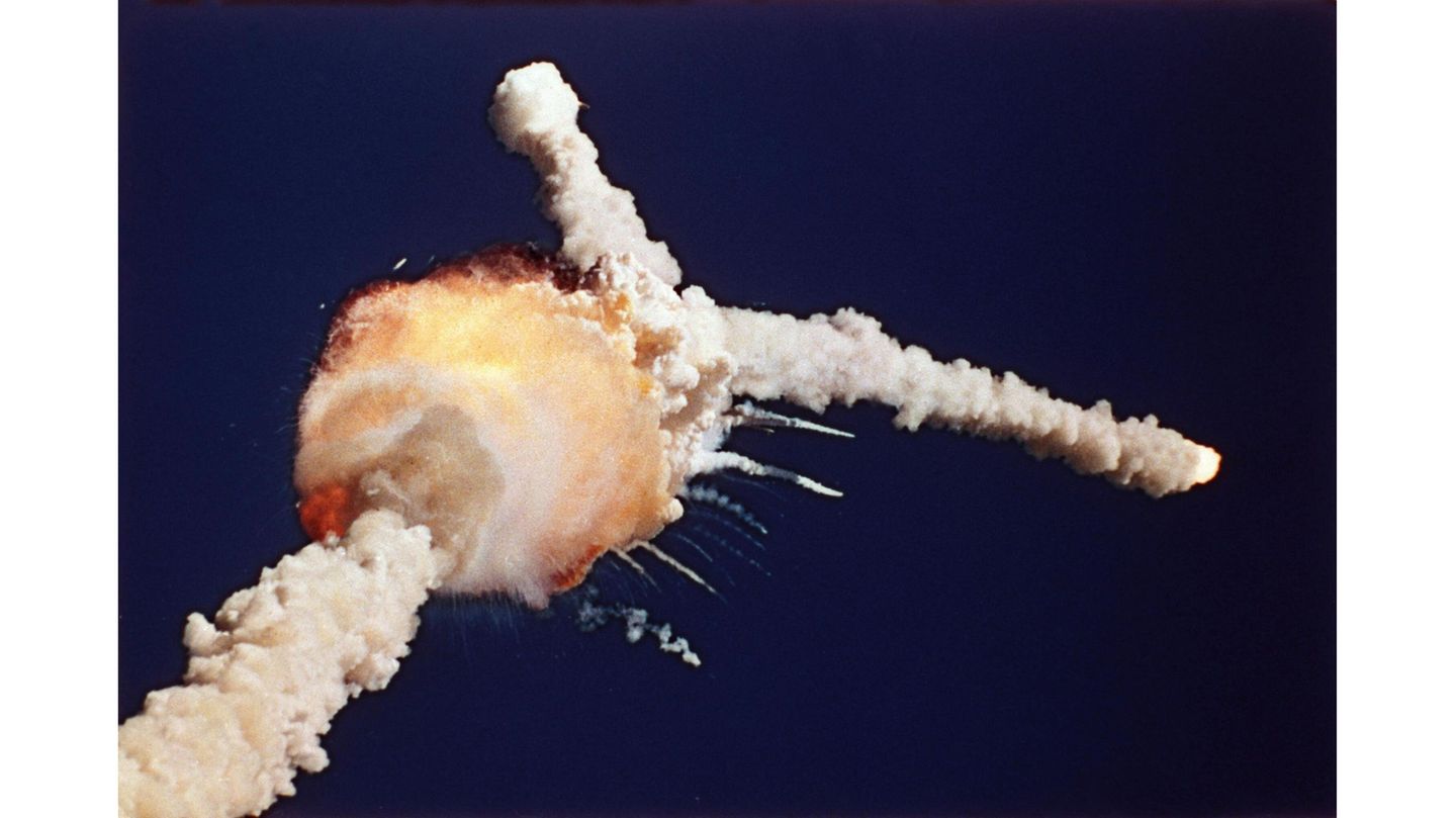 1986: Tödliche Routine Kalt ist es an diesem Tag in Florida, die Temperaturen kratzen am Gefrierpunkt. Eigentlich zu kalt für die empfindliche Technik des Spaceshuttles. Doch die US-Weltraumbehörde Nasa will im Januar 1986 unbedingt starten, schließlich hat sie den Flug der Raumfähre "Challenger" schon mehrfach verschieben müssen – und schließlich ist bislang immer alles gut gegangen. Doch dieses Mal geht es nicht gut. 73 Sekunden nach dem Start endet die Mission, der 25. Flug eines Spaceshuttles, in einem Feuerball. Ein Dichtungsring hat nachgegeben, vermutlich aufgrund der eisigen Temperaturen. Treibstoff entzündet sich, das Shuttle bricht auseinander. Die sieben Astronaut*innen an Bord haben keine Chance. Die "Challenger"-Katastrophe, live übertragen bei CNN, zeigt einmal mehr, wie riskant astronautische Raumfahrt ist. Vor allem aber zeigt sie, wie riskant es ist, auf Routine zu vertrauen: Die Probleme mit dem Dichtungsring waren lange bekannt, wurden aber ignoriert, weil nichts passiert war. Das Muster wird sich siebzehn Jahre später wiederholen, als die Schwesterfähre "Columbia" bei der Rückkehr zur Erde auseinanderbricht – wegen eines Schadens am Hitzeschutz, einem ebenfalls lange bekannten Problem. Im BIld: Cape Canaveral, 28. Januar 1986: 73 Sekunden nach dem Start explodiert die Raumfähre "Challenger" mit sieben Menschen an Bord