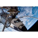 Über 420 Tonnen schwer, 109 Meter lang, fast so geräumig wie ein Jumbojet und gespickt mit 350 000 Sensoren: Die mit Abstand größte Struktur, die die Menschheit bislang im Erdorbit montiert hat, die Internationale Raumstation ISS, ist ein Koloss und ein fragiles Objekt zugleich. Nur wenige Millimeter Aluminium und ein paar schützende Kunststoffschichten trennen die Bewohner*innen vom Vakuum des Weltalls.  Bislang klappt das gut: Seit November 2000 ist die Raumstation, für deren Aufbau und Betrieb sich fünfzehn Staaten zusammengeschlossen haben, permanent bewohnt. Insgesamt 42 Raumflüge, davon allein 37 mit den US-amerikanischen Spaceshuttles, waren nötig, um die Wohnmodule, Solarzellen und weiteren Komponenten in eine Höhe von gut 400 Kilometern zu bringen. Es sollte nicht bei diesen Missionen bleiben: Die Station, auf der im Normalfall sieben Menschen wohnen, forschen und arbeiten, ist wartungsintensiv. Mal fällt eine der Toiletten aus, mal muss ein Raumanzug erneuert werden, mal spielt die Stromversorgung verrückt. Trotzdem soll die ISS bis ins Jahr 2030 den Betrieb durchhalten. Erst dann könnten kleinere, kommerzielle Stationen die Aufgaben des fragilen Kolosses übernehmen.  Im Bild: Die Raumfähre "Endeavour" dockt im August 2007 an die Internationale Raumstation an. Sie liefert einen Teil der tragenden Gitterstruktur. Es ist der 26. Flug zum Aufbau des orbitalen Außenpostens