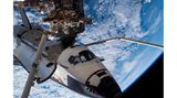 Über 420 Tonnen schwer, 109 Meter lang, fast so geräumig wie ein Jumbojet und gespickt mit 350 000 Sensoren: Die mit Abstand größte Struktur, die die Menschheit bislang im Erdorbit montiert hat, die Internationale Raumstation ISS, ist ein Koloss und ein fragiles Objekt zugleich. Nur wenige Millimeter Aluminium und ein paar schützende Kunststoffschichten trennen die Bewohner*innen vom Vakuum des Weltalls.  Bislang klappt das gut: Seit November 2000 ist die Raumstation, für deren Aufbau und Betrieb sich fünfzehn Staaten zusammengeschlossen haben, permanent bewohnt. Insgesamt 42 Raumflüge, davon allein 37 mit den US-amerikanischen Spaceshuttles, waren nötig, um die Wohnmodule, Solarzellen und weiteren Komponenten in eine Höhe von gut 400 Kilometern zu bringen. Es sollte nicht bei diesen Missionen bleiben: Die Station, auf der im Normalfall sieben Menschen wohnen, forschen und arbeiten, ist wartungsintensiv. Mal fällt eine der Toiletten aus, mal muss ein Raumanzug erneuert werden, mal spielt die Stromversorgung verrückt. Trotzdem soll die ISS bis ins Jahr 2030 den Betrieb durchhalten. Erst dann könnten kleinere, kommerzielle Stationen die Aufgaben des fragilen Kolosses übernehmen.  Im Bild: Die Raumfähre "Endeavour" dockt im August 2007 an die Internationale Raumstation an. Sie liefert einen Teil der tragenden Gitterstruktur. Es ist der 26. Flug zum Aufbau des orbitalen Außenpostens
