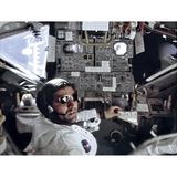 Etwa 600 Millionen Menschen, ein Fünftel der Weltbevölkerung, sitzen vor dem Fernseher, als Neil Armstrong in der Nacht vom 20. auf den 21. Juli 1969 Geschichte schreibt. Und was für eine Geschichte: Mit beinahe den letzten Tropfen Treibstoff und geplagt von unablässigen Warnungen des Bordcomputers setzt der Astronaut seine Landefähre sicher auf dem Mond auf. Wenig später hinterlässt er als erster Mensch Spuren im Staub des Erdtrabanten. Es ist der fulminante Höhepunkt eines lange geplanten Projekts: Geschätzt 400 000 Männer und Frauen arbeiten seit 1961 am US-amerikanischen Apollo-Programm. Sie entwickeln Raumschiffe, bauen Raketen, planen Missionen. Rund 270 Milliarden Euro, umgerechnet auf die heutige Kaufkraft, kostet das Abenteuer.  "Wir kamen in Frieden für die gesamte Menschheit" steht auf einer Plakette an einem Bein der Mondfähre. Dennoch ist die Landung von Apollo 11 vor allem ein Sieg für die USA, die sich im Wettstreit mit den Sowjets, die im Weltall lange Jahre führend waren, nun durchgesetzt haben. Fünf weitere Mondlandungen werden folgen, bevor im Dezember 1972 der bislang letzte Mensch den Erdtrabanten verlässt. Das Interesse der Fernsehzuschauenden hat da längst merklich nachgelassen.  Im Bild: Apollo 17 gelingt im Dezember 1972 die bislang letzte Mondlandung. Die Fotos stammen aus dem Buch "Apollo Remastered", für das über 400 Aufnahmen erstmals von den Originalfilmen gescannt und digital aufbereitet wurden.