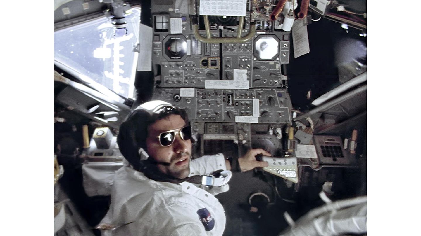 Etwa 600 Millionen Menschen, ein Fünftel der Weltbevölkerung, sitzen vor dem Fernseher, als Neil Armstrong in der Nacht vom 20. auf den 21. Juli 1969 Geschichte schreibt. Und was für eine Geschichte: Mit beinahe den letzten Tropfen Treibstoff und geplagt von unablässigen Warnungen des Bordcomputers setzt der Astronaut seine Landefähre sicher auf dem Mond auf. Wenig später hinterlässt er als erster Mensch Spuren im Staub des Erdtrabanten. Es ist der fulminante Höhepunkt eines lange geplanten Projekts: Geschätzt 400 000 Männer und Frauen arbeiten seit 1961 am US-amerikanischen Apollo-Programm. Sie entwickeln Raumschiffe, bauen Raketen, planen Missionen. Rund 270 Milliarden Euro, umgerechnet auf die heutige Kaufkraft, kostet das Abenteuer.  "Wir kamen in Frieden für die gesamte Menschheit" steht auf einer Plakette an einem Bein der Mondfähre. Dennoch ist die Landung von Apollo 11 vor allem ein Sieg für die USA, die sich im Wettstreit mit den Sowjets, die im Weltall lange Jahre führend waren, nun durchgesetzt haben. Fünf weitere Mondlandungen werden folgen, bevor im Dezember 1972 der bislang letzte Mensch den Erdtrabanten verlässt. Das Interesse der Fernsehzuschauenden hat da längst merklich nachgelassen.  Im Bild: Apollo 17 gelingt im Dezember 1972 die bislang letzte Mondlandung. Die Fotos stammen aus dem Buch "Apollo Remastered", für das über 400 Aufnahmen erstmals von den Originalfilmen gescannt und digital aufbereitet wurden.