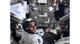 Etwa 600 Millionen Menschen, ein Fünftel der Weltbevölkerung, sitzen vor dem Fernseher, als Neil Armstrong in der Nacht vom 20. auf den 21. Juli 1969 Geschichte schreibt. Und was für eine Geschichte: Mit beinahe den letzten Tropfen Treibstoff und geplagt von unablässigen Warnungen des Bordcomputers setzt der Astronaut seine Landefähre sicher auf dem Mond auf. Wenig später hinterlässt er als erster Mensch Spuren im Staub des Erdtrabanten. Es ist der fulminante Höhepunkt eines lange geplanten Projekts: Geschätzt 400 000 Männer und Frauen arbeiten seit 1961 am US-amerikanischen Apollo-Programm. Sie entwickeln Raumschiffe, bauen Raketen, planen Missionen. Rund 270 Milliarden Euro, umgerechnet auf die heutige Kaufkraft, kostet das Abenteuer.  "Wir kamen in Frieden für die gesamte Menschheit" steht auf einer Plakette an einem Bein der Mondfähre. Dennoch ist die Landung von Apollo 11 vor allem ein Sieg für die USA, die sich im Wettstreit mit den Sowjets, die im Weltall lange Jahre führend waren, nun durchgesetzt haben. Fünf weitere Mondlandungen werden folgen, bevor im Dezember 1972 der bislang letzte Mensch den Erdtrabanten verlässt. Das Interesse der Fernsehzuschauenden hat da längst merklich nachgelassen.  Im Bild: Apollo 17 gelingt im Dezember 1972 die bislang letzte Mondlandung. Die Fotos stammen aus dem Buch "Apollo Remastered", für das über 400 Aufnahmen erstmals von den Originalfilmen gescannt und digital aufbereitet wurden.