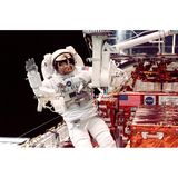 Es hatte ein Triumph werden sollen und wird ein Desaster: Die ersten Bilder, die das neue, sehnsüchtig erwartete Weltraumteleskop Hubble 1990 zurück zur Erde funkt, sind unscharf. Ein Spiegel des rund 1,5 Milliarden Euro teuren Observatoriums ist auf der Erde falsch geschliffen worden. Game over? Nein: Im Dezember 1993 startet eine siebenköpfige Crew mit einem Spaceshuttle ins All und verpasst dem fehlsichtigen Teleskop eine Sehhilfe. Vier weitere Besuche folgen: Astronaut*innen kümmern sich nicht nur um einen besseren Durchblick, sie bringen auch Hubbles wissenschaftliche Instrumente auf den neuesten Stand und tauschen defekte Steuerelemente aus.  Der Aufwand lohnt sich. Hubble gelingt es, tiefer und schärfer ins Universum zu blicken als alle Teleskope zuvor. Das Observatorium beobachtet die Geburt von Sternen und Galaxien, es entdeckt ferne Planeten, es spürt Schwarze Löcher auf. Kurz: Hubble revolutioniert die Astronomie. Inzwischen hat ein neues Observatorium, das James-Webb-Weltraumteleskop (JWST), viele Aufgaben des alternden Veteranen übernommen. Während Hubble etwa 500 Kilometer über der Erde kreist, ist JWST allerdings 1,5 Millionen Kilometer entfernt. Kurz hinfliegen, Hand anlegen und dabei freundlich winken ist somit keine Option mehr.  Im Bild: US-Astronaut Steven Smith verlässt im Februar 1997 die Raumfähre »Discovery«, um während eines Außeneinsatzes das Weltraumteleskop Hubble (o. r.) zu reparieren