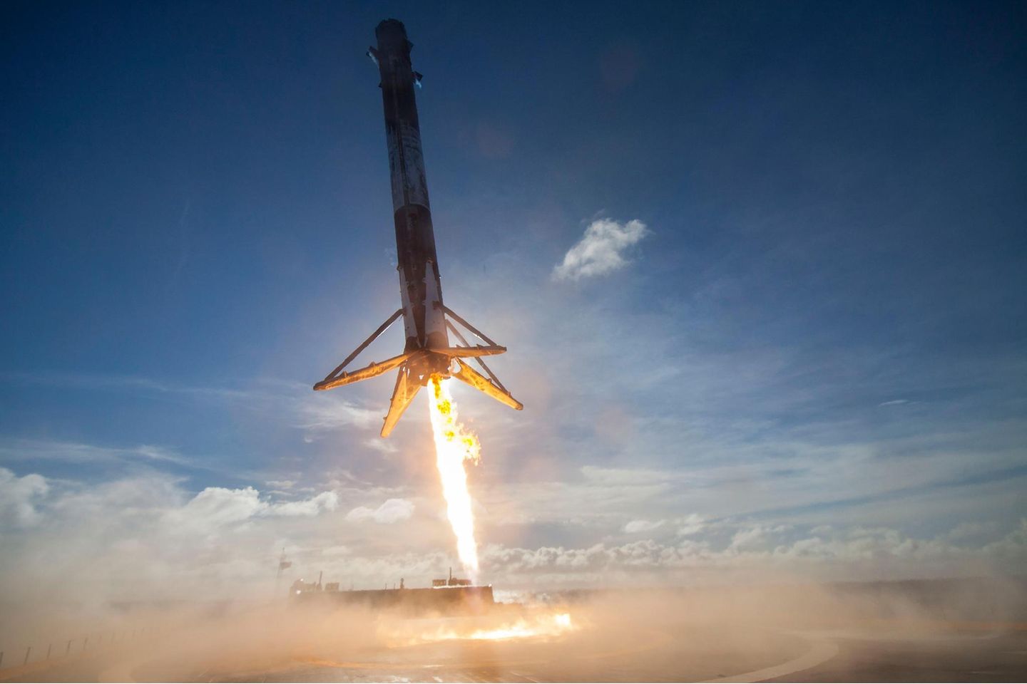 Science-Fiction? Nein, SpaceX. Eine Rakete, die nach getaner Arbeit aus dem Weltall zurückkehrt, abbremst, auf ihrem Abgasstrahl tänzelt und dann senkrecht landet, als sei dies das Allereinfachste – das hat die Welt bis zum Dezember 2015 nicht gesehen. Inzwischen ist es Routine: Mehr als 160 erfolgreiche Raketenlandungen stehen in den Büchern des privaten Raumfahrtunternehmens. Mit seiner neuen Technik hat SpaceX die Branche aufgemischt, die jahrzehntelang ihre ausgedienten Raketen verglühen oder ins Meer stürzen ließ. Nun gilt: Raketenrecycling statt Wegwerfware.  Mehr noch: Das Unternehmen von Elon Musk hat gezeigt, dass es einen Weg jenseits der oft trägen und verkrusteten Strukturen der alten Raumfahrtkonzerne gibt. Neu, forsch, mit Mut zum Risiko. Längst ist SpaceX damit nicht mehr allein. Viele Start-ups, auch in Europa, folgen dem großen Vorbild und entwickeln eigene Raketen, Raumsonden und Geschäftsmodelle rund um den Orbit. Noch sind viele dabei auf Aufträge und Subventionen der staatlichen Raumfahrtagenturen angewiesen. Doch die Hoffnung ist groß, dass neue Ideen und sinkende Preise einen privaten Raumfahrtmarkt beflügeln.  Im Bild: Die erste Antriebsstufe einer "Falcon 9"-Rakete von SpaceX geht 2016 auf einem Schleppkahn vor der Küste Floridas nieder. Es war ihr dritter Flug ins All
