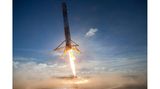 Science-Fiction? Nein, SpaceX. Eine Rakete, die nach getaner Arbeit aus dem Weltall zurückkehrt, abbremst, auf ihrem Abgasstrahl tänzelt und dann senkrecht landet, als sei dies das Allereinfachste – das hat die Welt bis zum Dezember 2015 nicht gesehen. Inzwischen ist es Routine: Mehr als 160 erfolgreiche Raketenlandungen stehen in den Büchern des privaten Raumfahrtunternehmens. Mit seiner neuen Technik hat SpaceX die Branche aufgemischt, die jahrzehntelang ihre ausgedienten Raketen verglühen oder ins Meer stürzen ließ. Nun gilt: Raketenrecycling statt Wegwerfware.  Mehr noch: Das Unternehmen von Elon Musk hat gezeigt, dass es einen Weg jenseits der oft trägen und verkrusteten Strukturen der alten Raumfahrtkonzerne gibt. Neu, forsch, mit Mut zum Risiko. Längst ist SpaceX damit nicht mehr allein. Viele Start-ups, auch in Europa, folgen dem großen Vorbild und entwickeln eigene Raketen, Raumsonden und Geschäftsmodelle rund um den Orbit. Noch sind viele dabei auf Aufträge und Subventionen der staatlichen Raumfahrtagenturen angewiesen. Doch die Hoffnung ist groß, dass neue Ideen und sinkende Preise einen privaten Raumfahrtmarkt beflügeln.  Im Bild: Die erste Antriebsstufe einer "Falcon 9"-Rakete von SpaceX geht 2016 auf einem Schleppkahn vor der Küste Floridas nieder. Es war ihr dritter Flug ins All