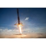 Science-Fiction? Nein, SpaceX. Eine Rakete, die nach getaner Arbeit aus dem Weltall zurückkehrt, abbremst, auf ihrem Abgasstrahl tänzelt und dann senkrecht landet, als sei dies das Allereinfachste – das hat die Welt bis zum Dezember 2015 nicht gesehen. Inzwischen ist es Routine: Mehr als 160 erfolgreiche Raketenlandungen stehen in den Büchern des privaten Raumfahrtunternehmens. Mit seiner neuen Technik hat SpaceX die Branche aufgemischt, die jahrzehntelang ihre ausgedienten Raketen verglühen oder ins Meer stürzen ließ. Nun gilt: Raketenrecycling statt Wegwerfware.  Mehr noch: Das Unternehmen von Elon Musk hat gezeigt, dass es einen Weg jenseits der oft trägen und verkrusteten Strukturen der alten Raumfahrtkonzerne gibt. Neu, forsch, mit Mut zum Risiko. Längst ist SpaceX damit nicht mehr allein. Viele Start-ups, auch in Europa, folgen dem großen Vorbild und entwickeln eigene Raketen, Raumsonden und Geschäftsmodelle rund um den Orbit. Noch sind viele dabei auf Aufträge und Subventionen der staatlichen Raumfahrtagenturen angewiesen. Doch die Hoffnung ist groß, dass neue Ideen und sinkende Preise einen privaten Raumfahrtmarkt beflügeln.  Im Bild: Die erste Antriebsstufe einer "Falcon 9"-Rakete von SpaceX geht 2016 auf einem Schleppkahn vor der Küste Floridas nieder. Es war ihr dritter Flug ins All
