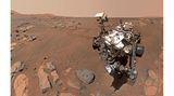Ein besonderes Kunststück gelingt dem rollenden Forschungsroboter Perseverance im September 2021: ein Selfie auf dem Mars. Mithilfe einer Kamera am Ende seines gut zwei Meter langen Armes lichtet sich der Rover aus unterschiedlichen Perspektiven ab. 57 Detailaufnahmen entstehen. Da sich diese stark überlappen, können beim Zusammensetzen der einzelnen Fotos zu einem großen Bild sogar die Spuren des Roboterarmes getilgt werden.  Eigentlich hat Perseverance, der fünfte Mars-Rover der USA, andere, wichtigere Aufgaben. Er soll auf dem heute trockenen Mars - der in seiner Frühzeit potenziell lebensfreundliche Bedingungen bot - nach Spuren einstigen Lebens suchen. Auch China ist seit Mai 2021 mit einem eigenen Rover auf dem Mars aktiv, während ein in Europa gebauter Roboter noch immer auf seinen Start wartet.  Nächstes großes Ziel sowohl der USA als auch Europas ist es, mithilfe robotischer Sonden Bodenproben vom Mars zur Erde zu bringen und damit zu zeigen, dass Astronaut*innen für die wissenschaftliche Erkundung des Alls eigentlich nicht nötig sind. Trotzdem, so der Traum, sollen irgendwann auch Menschen auf dem Mars landen – und dann ganz bestimmt Selfies machen.  Im Bild: Am 10. September 2021, dem 198. Arbeitstag seiner Mission, bohrt der US-Mars-Rover "Perseverance" zunächst einen Felsbrocken an und lichtet sich dann selbst ab
