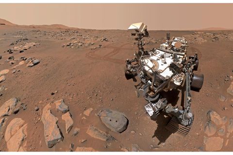 Ein besonderes Kunststück gelingt dem rollenden Forschungsroboter Perseverance im September 2021: ein Selfie auf dem Mars. Mithilfe einer Kamera am Ende seines gut zwei Meter langen Armes lichtet sich der Rover aus unterschiedlichen Perspektiven ab. 57 Detailaufnahmen entstehen. Da sich diese stark überlappen, können beim Zusammensetzen der einzelnen Fotos zu einem großen Bild sogar die Spuren des Roboterarmes getilgt werden.  Eigentlich hat Perseverance, der fünfte Mars-Rover der USA, andere, wichtigere Aufgaben. Er soll auf dem heute trockenen Mars - der in seiner Frühzeit potenziell lebensfreundliche Bedingungen bot - nach Spuren einstigen Lebens suchen. Auch China ist seit Mai 2021 mit einem eigenen Rover auf dem Mars aktiv, während ein in Europa gebauter Roboter noch immer auf seinen Start wartet.  Nächstes großes Ziel sowohl der USA als auch Europas ist es, mithilfe robotischer Sonden Bodenproben vom Mars zur Erde zu bringen und damit zu zeigen, dass Astronaut*innen für die wissenschaftliche Erkundung des Alls eigentlich nicht nötig sind. Trotzdem, so der Traum, sollen irgendwann auch Menschen auf dem Mars landen – und dann ganz bestimmt Selfies machen.  Im Bild: Am 10. September 2021, dem 198. Arbeitstag seiner Mission, bohrt der US-Mars-Rover "Perseverance" zunächst einen Felsbrocken an und lichtet sich dann selbst ab